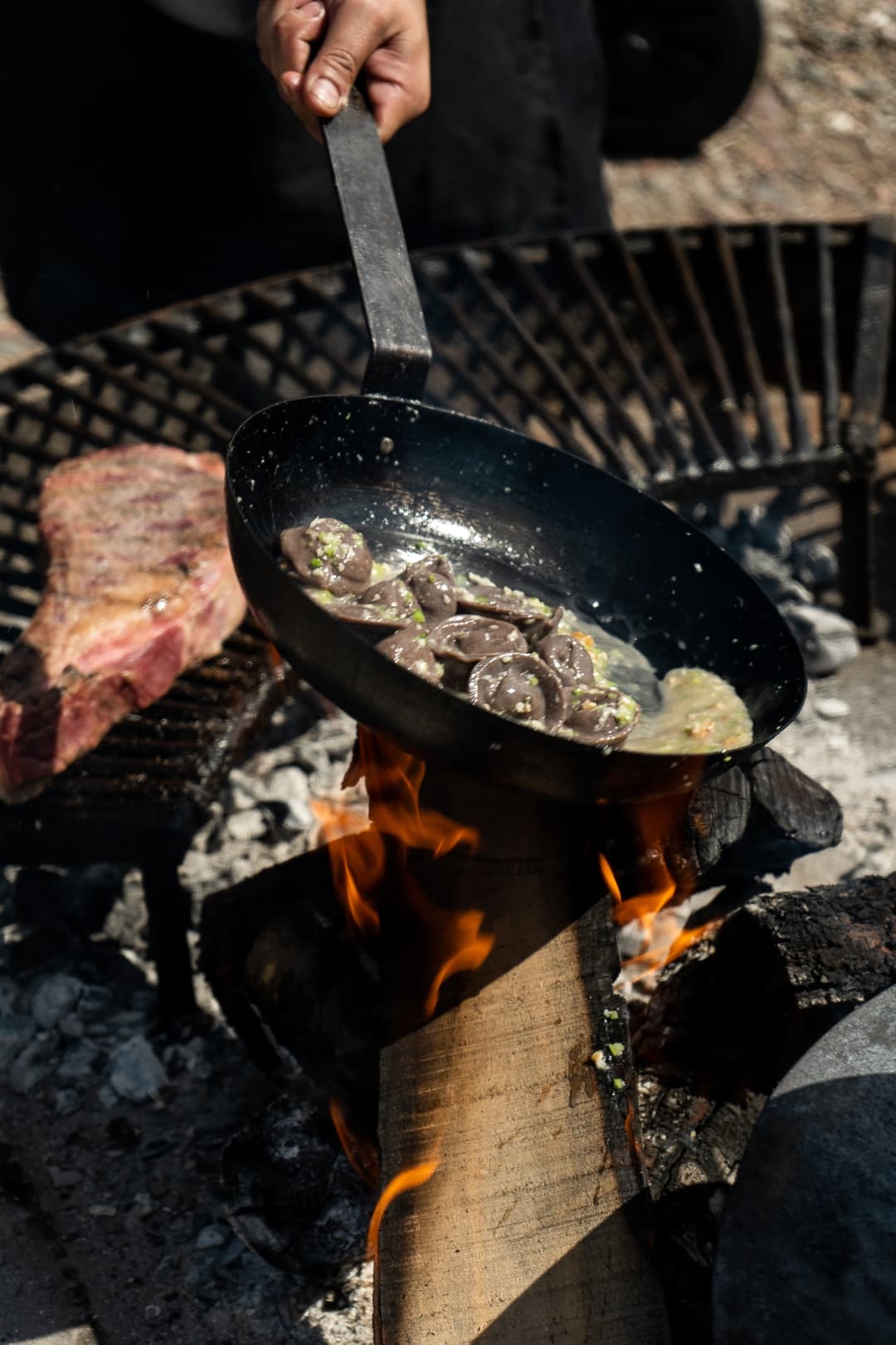 Chef emplata un bocado gourmet al aire libre con el vinedo de fondo