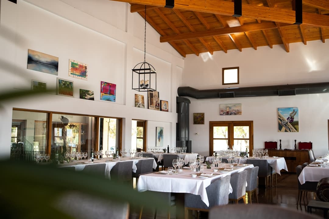 Salon de eventos con obras de arte en las paredes y luz natural