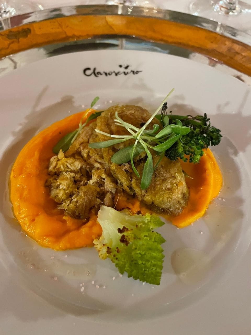 Plato de carne sobre puré naranja vibrante con contraste cromático