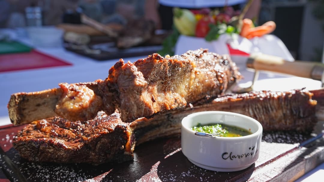 Detalle del corte Tomahawk con costra dorada y profundidad de campo