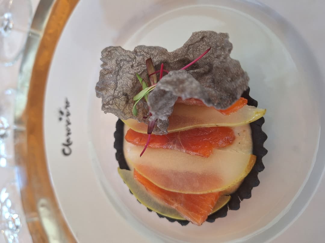 Postre artístico laminado con teja oscura, estilo claroscuro